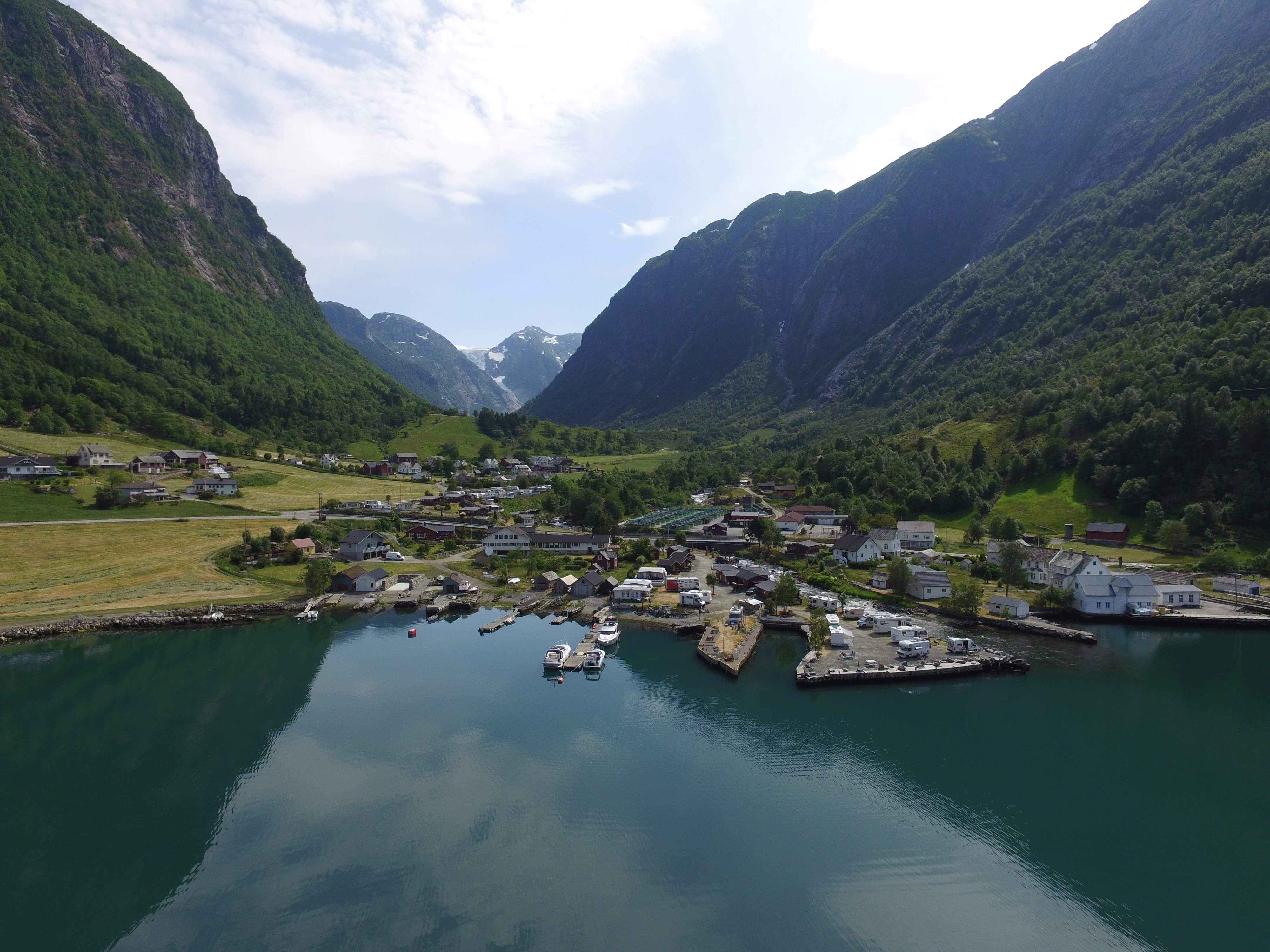 Panoramabilde av Sundal med fjord, bygda og breen som tronar mellom fjella i Hardanger.