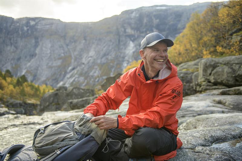 Guide frå Trolltunga Active gjer klart utstyr før zipline-tur i fjellandskapet i Hardanger.