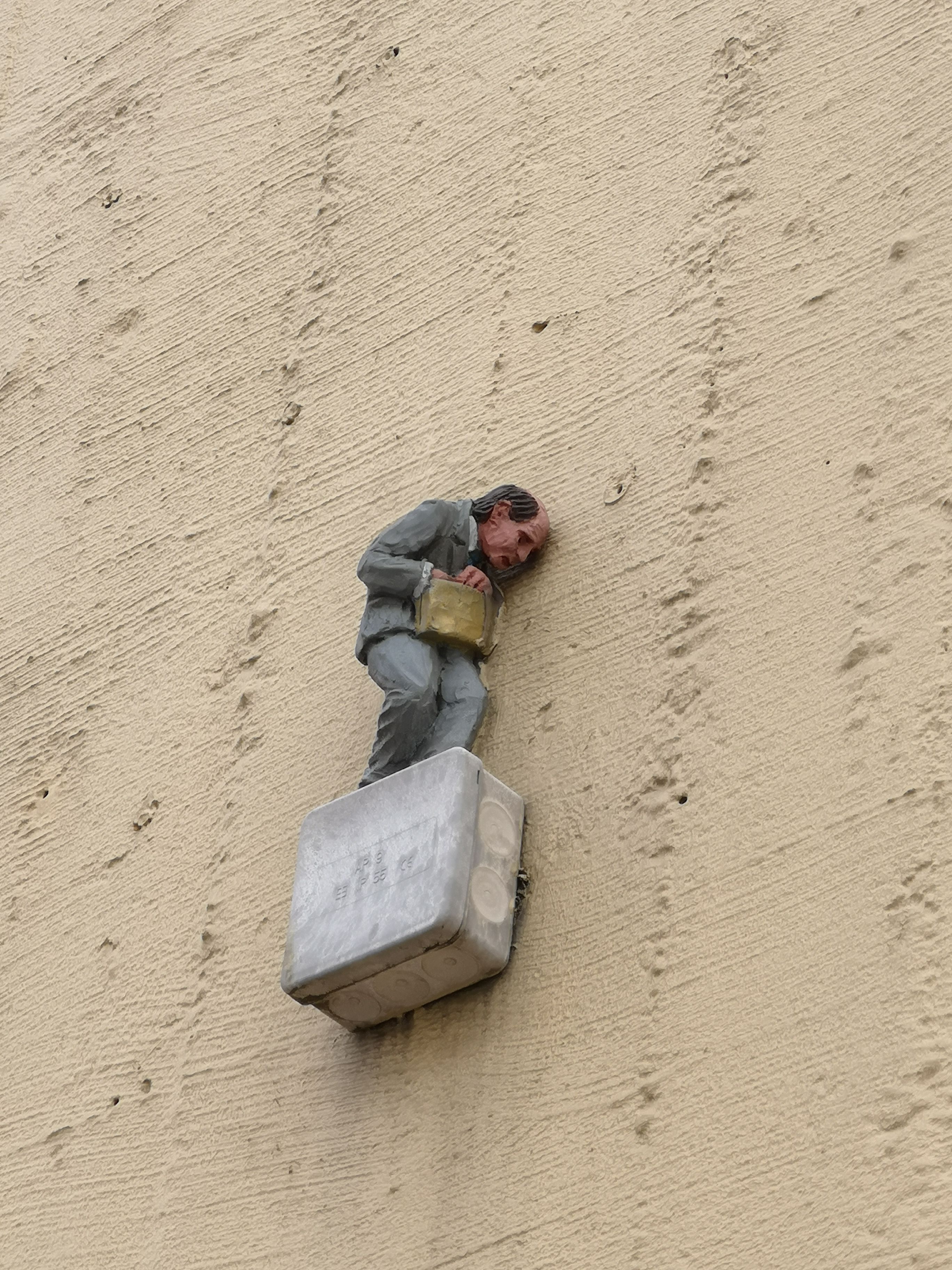 Gatekunst i Kristiansand - Miniatyrfigurer av Isaac Cordal