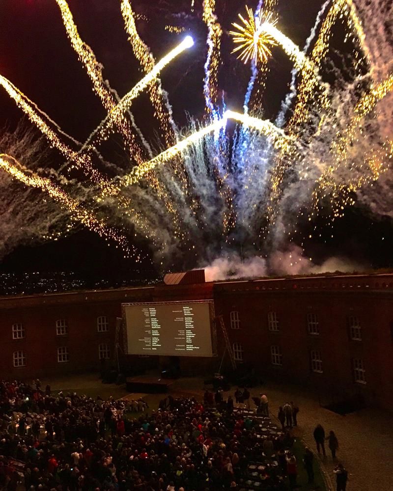 fyrverkeri over festningen og storskjerm og en menneskemengde