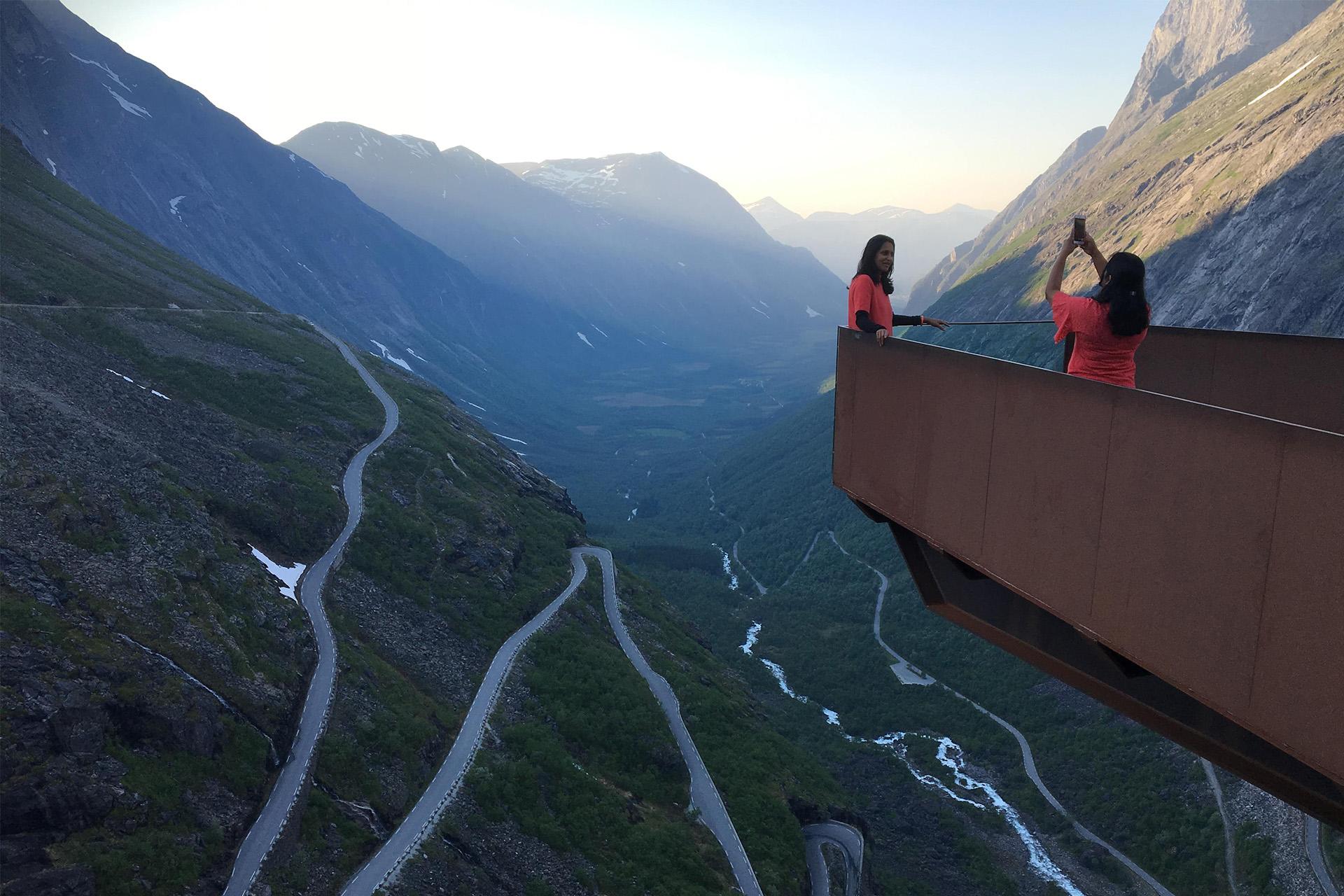 Calm Giant Tour - Private tours in Ålesund, Geiranger and Trollstigen