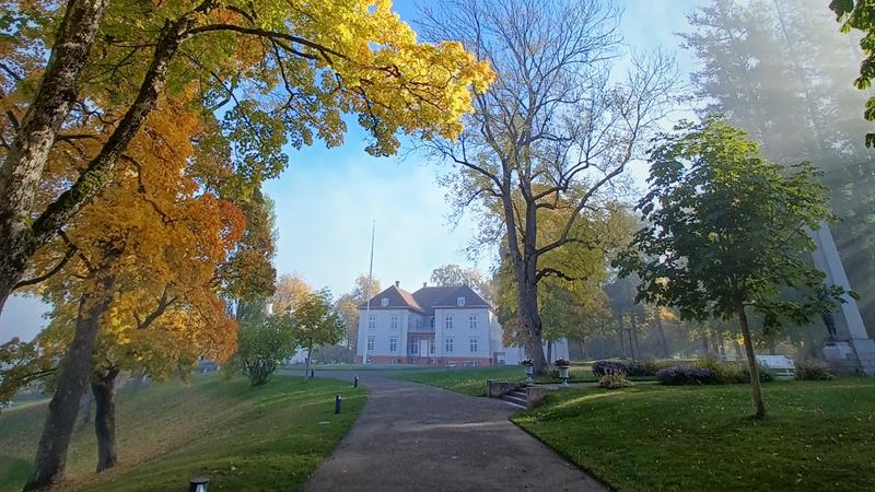 autum colours with Eidsvoll 1814 in the background