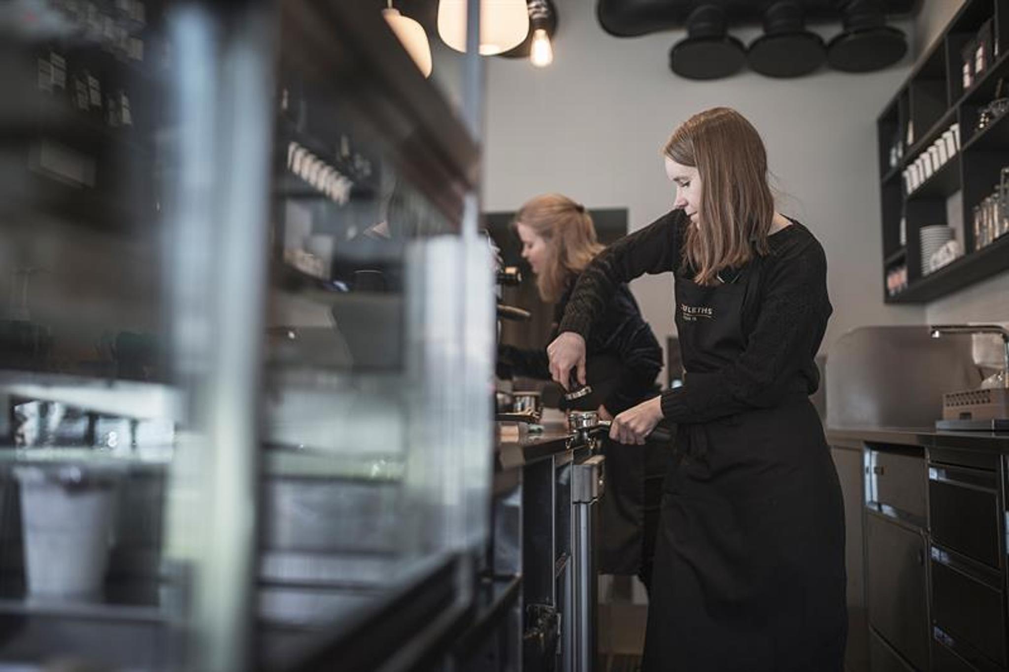 Ansatte som tilbereder kaffee