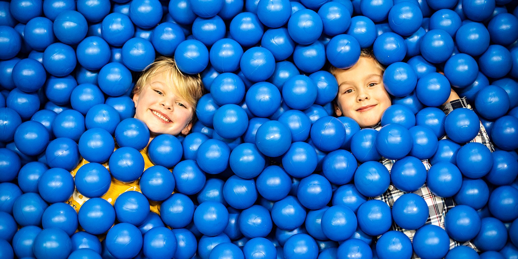 Lykkeland in Steinkjer - 2 kids among blue plastic balls