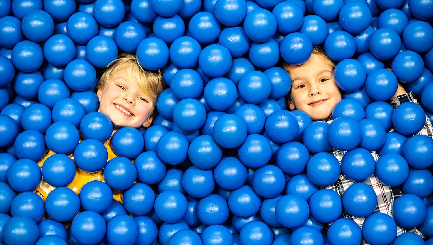 Lykkeland in Steinkjer - 2 kids among blue plastic balls