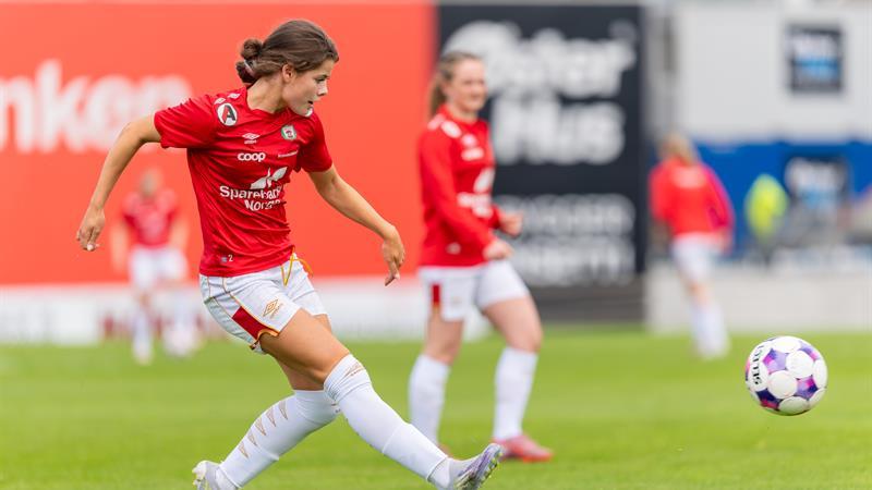 Bryne FK women on the football pitch
