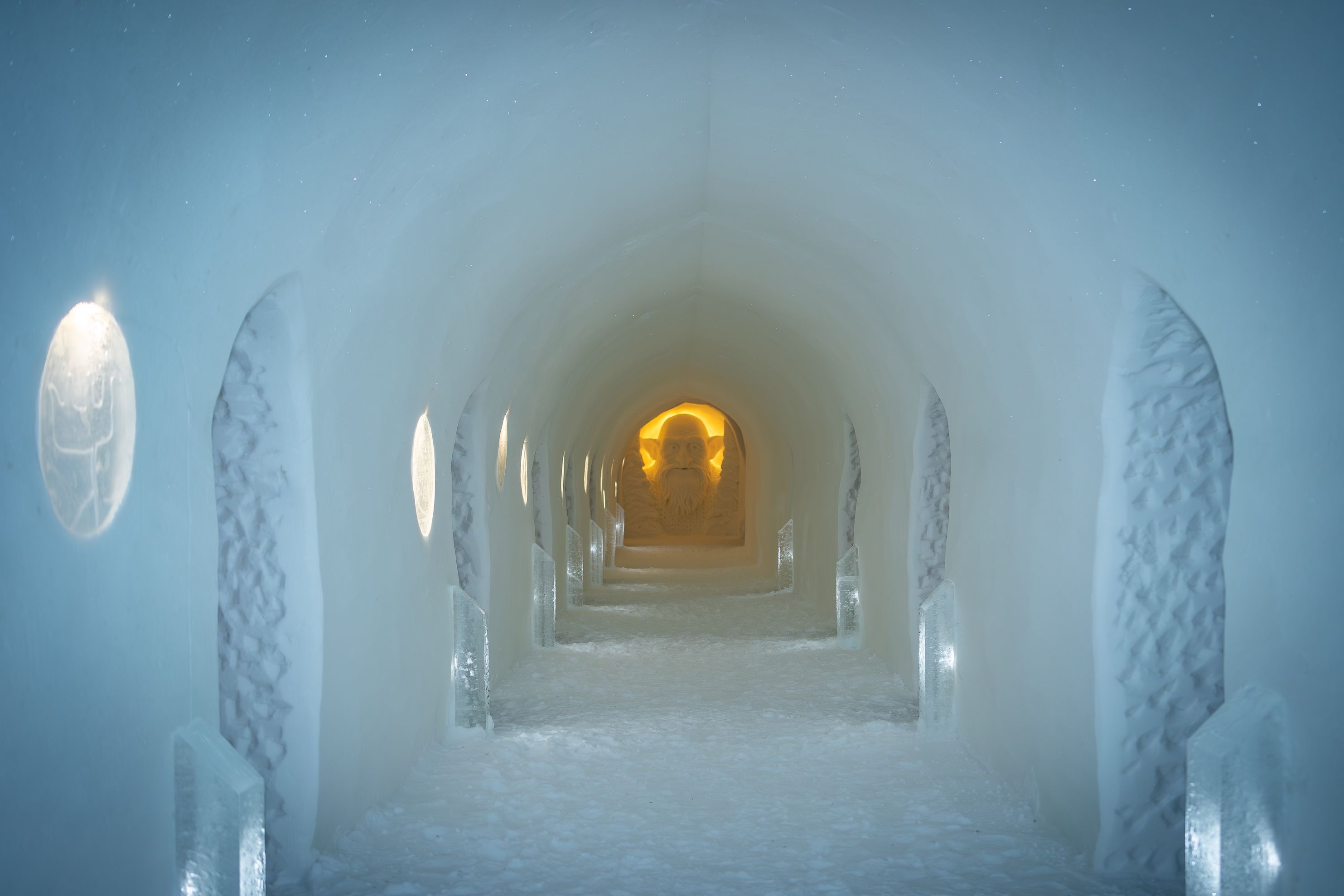 Verken de betoverende ijsgrot met zijn prachtige sculpturen en sfeervolle verlichting. Deze adembenemende gang met helder ijs en kunstwerken biedt een unieke ervaring in een magische, winterse wereld.
