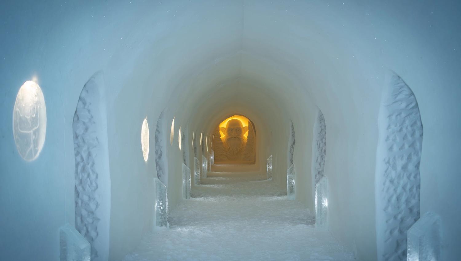 Verken de betoverende ijsgrot met zijn prachtige sculpturen en sfeervolle verlichting. Deze adembenemende gang met helder ijs en kunstwerken biedt een unieke ervaring in een magische, winterse wereld.