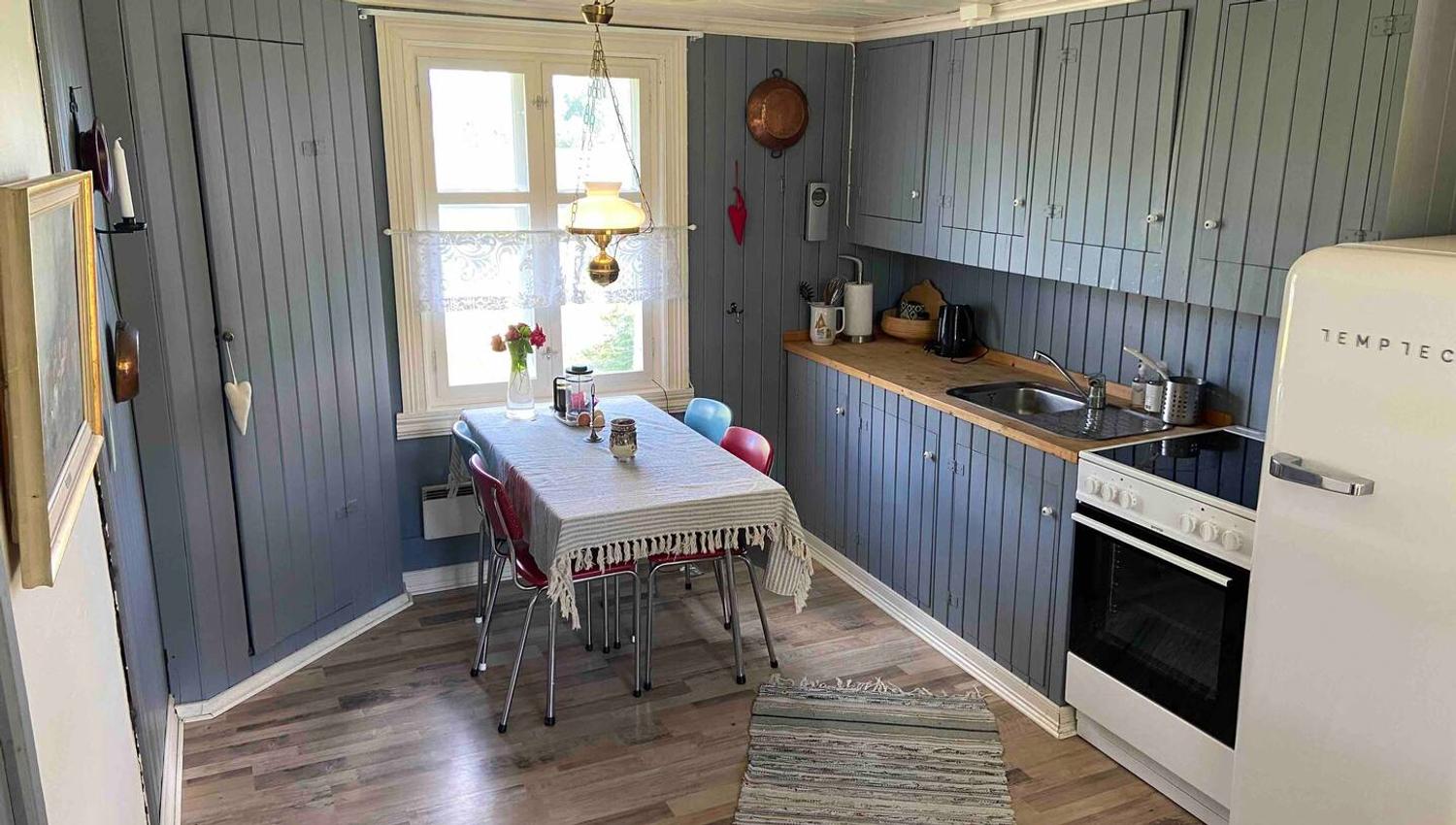 Inne fra det blå kjøkkenet med spiseplass