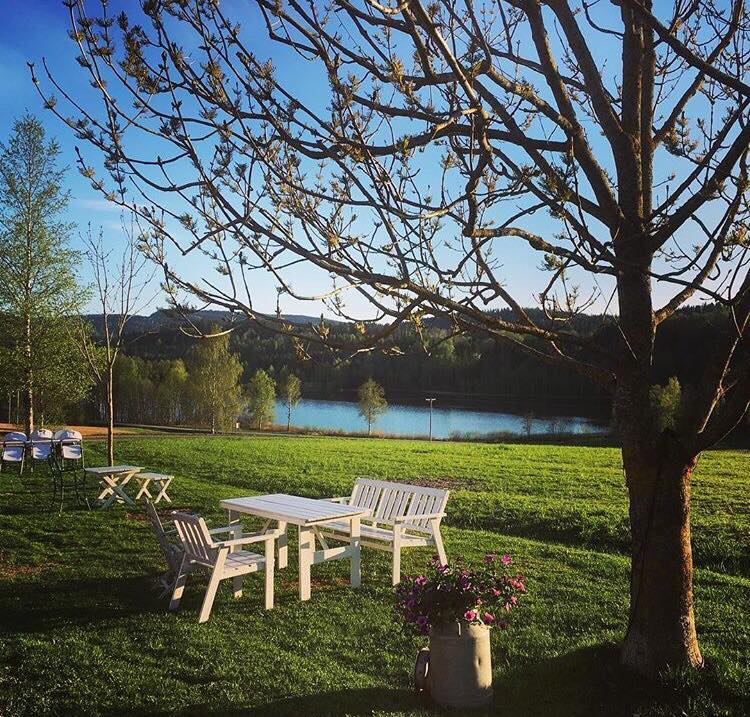 Utsikt ned til Bergsvannet fra gården.