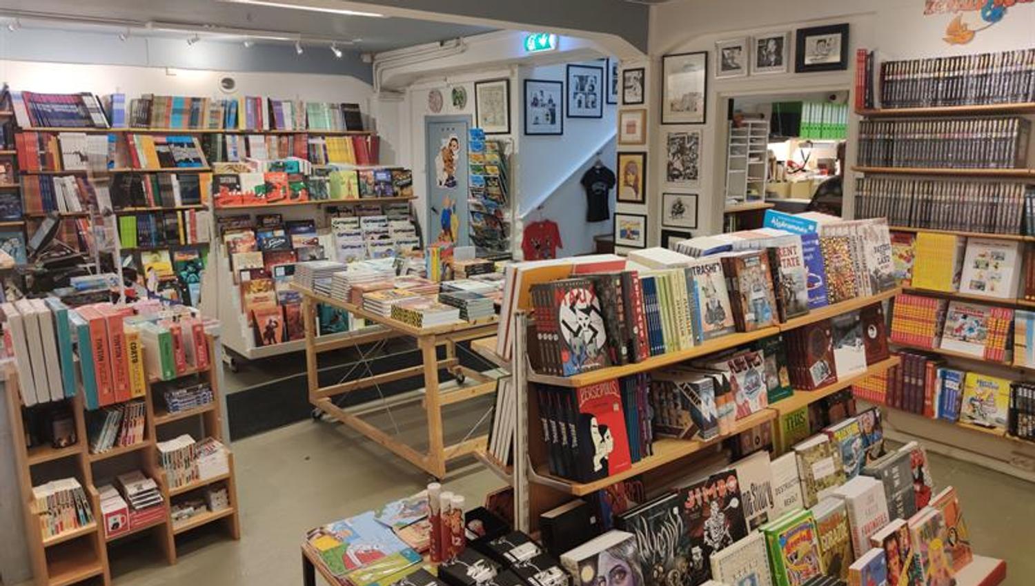 Stort utvalg av tegneserier i kjelleren.