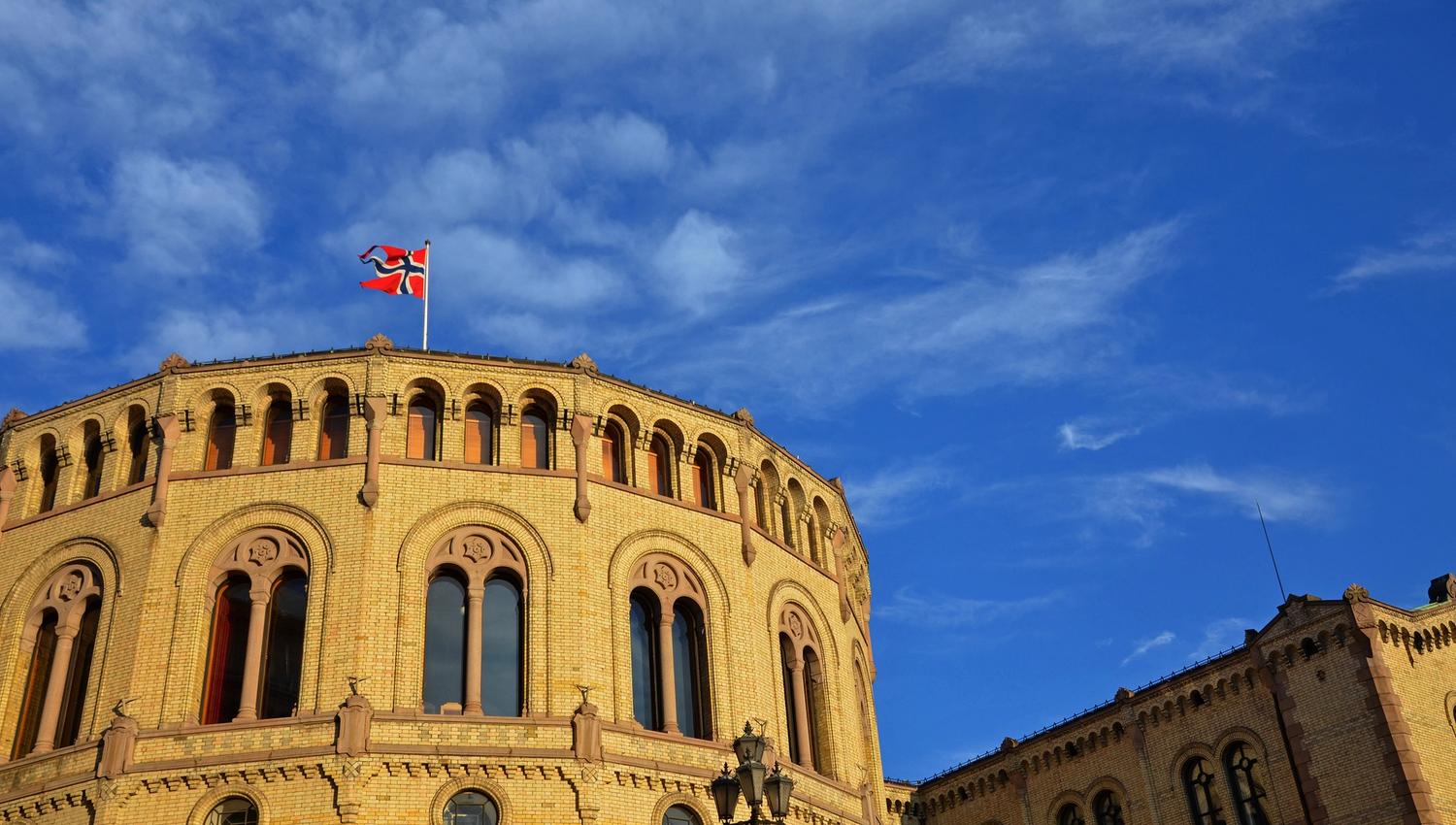 stortinget med det norske flagget heiset