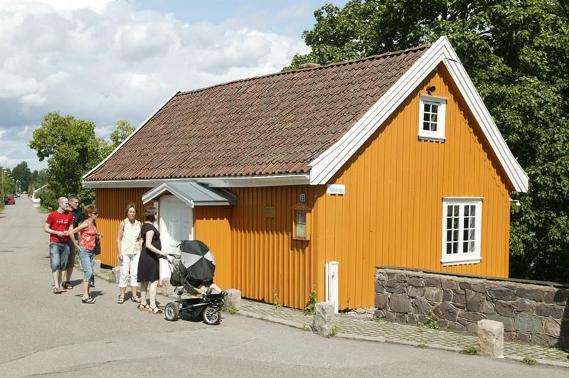 Guests outside Munch's house