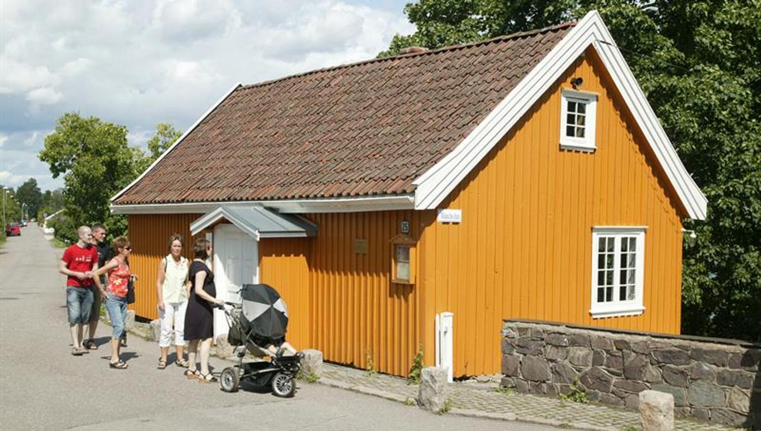 Guests outside Munch's house