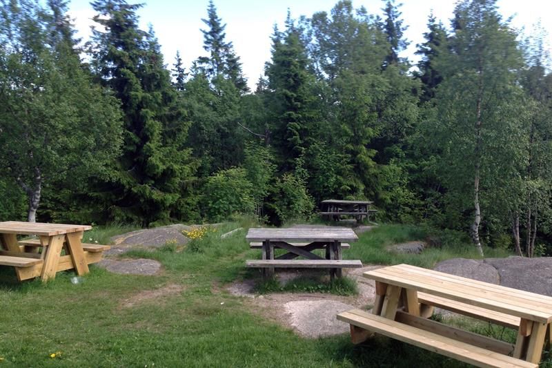 Diverse sitteplasser ute.