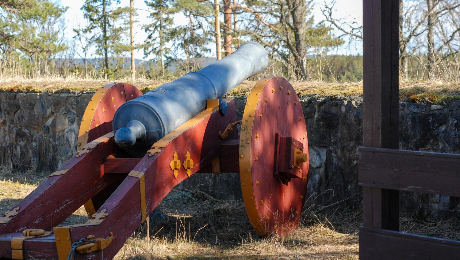 cannon on top of the fortress
