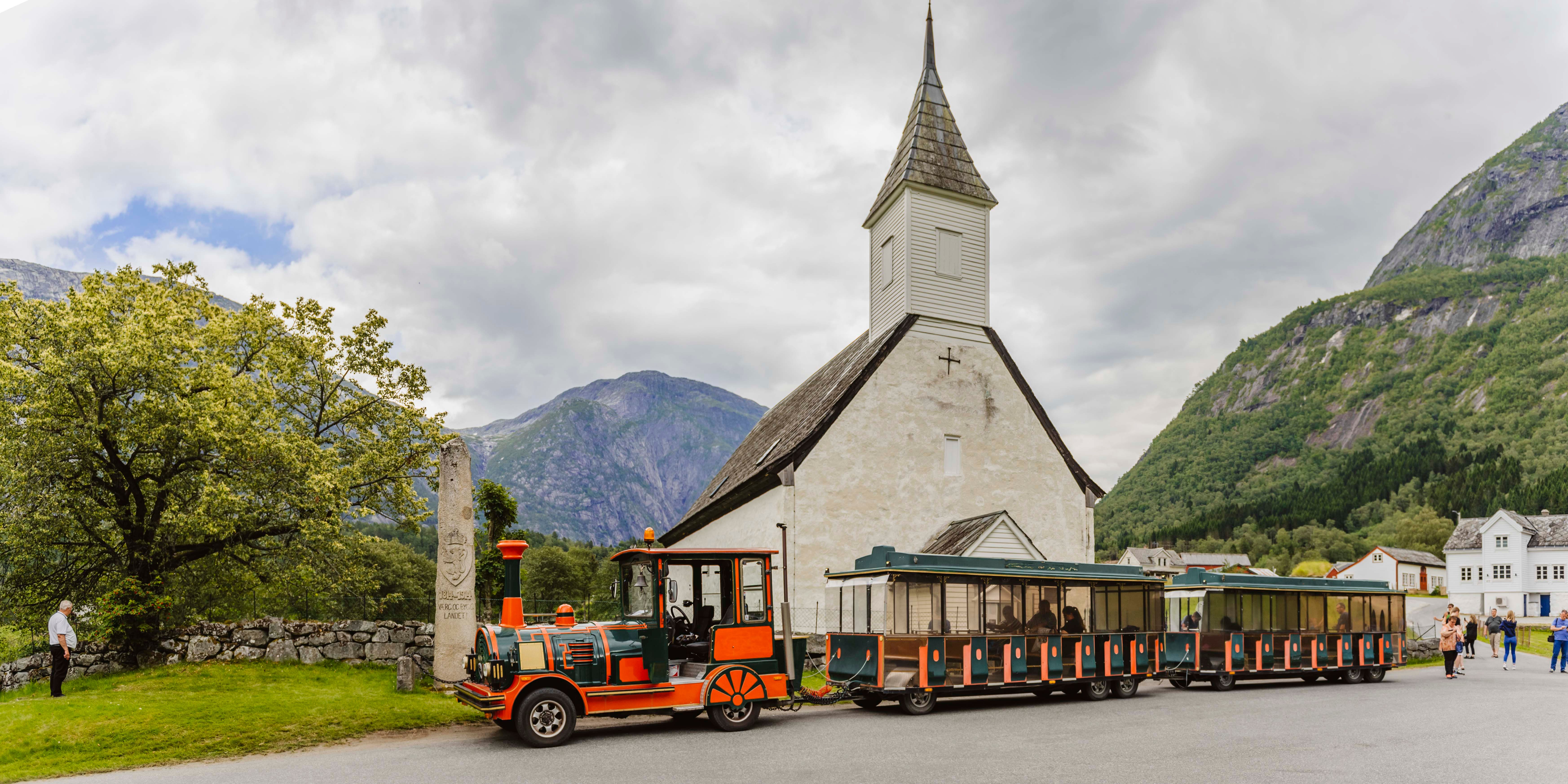 Ein Trollzug vor der alten Kirche von Eidfjord.