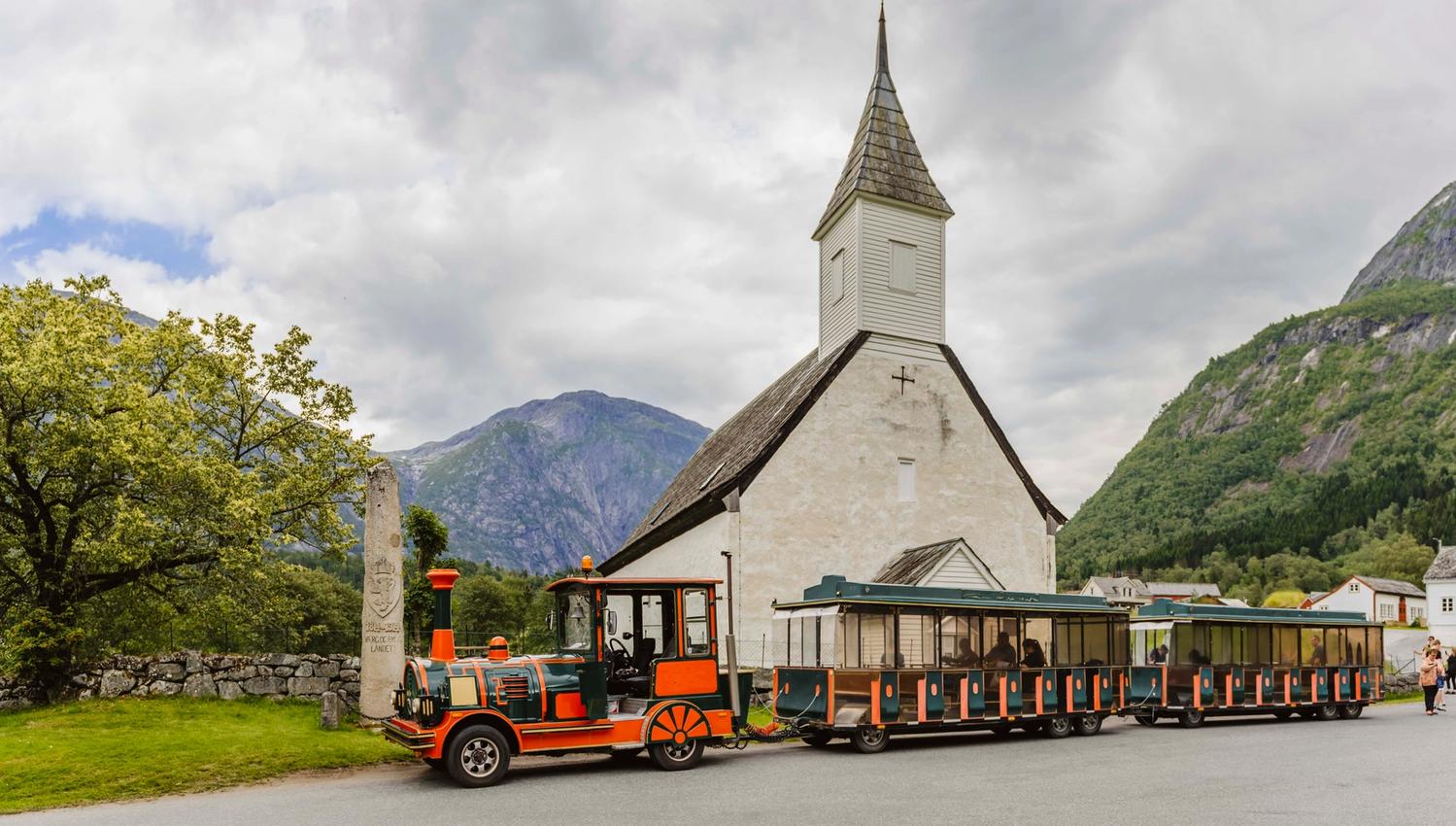 Ein Trollzug vor der alten Kirche von Eidfjord.