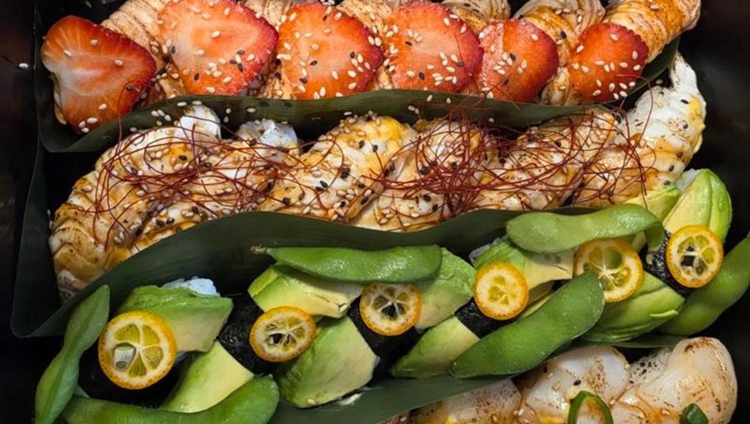 Sushi lagt opp lekker i mønster på ett fat