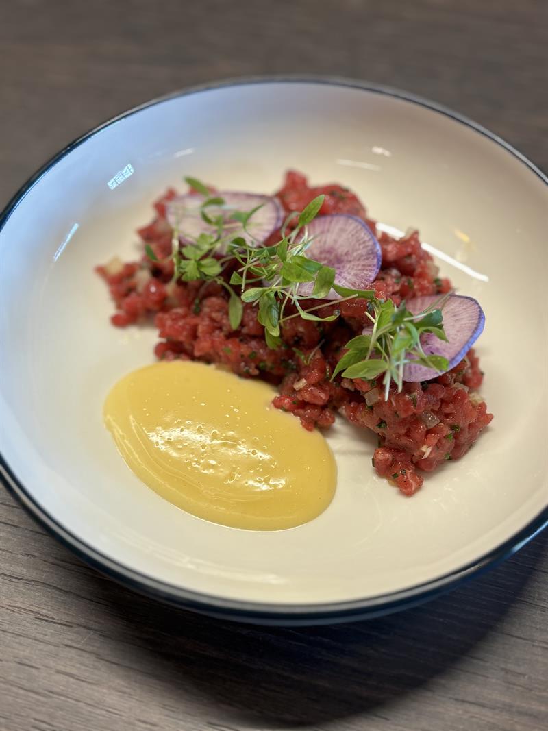 Rett på tallerken med gul saus