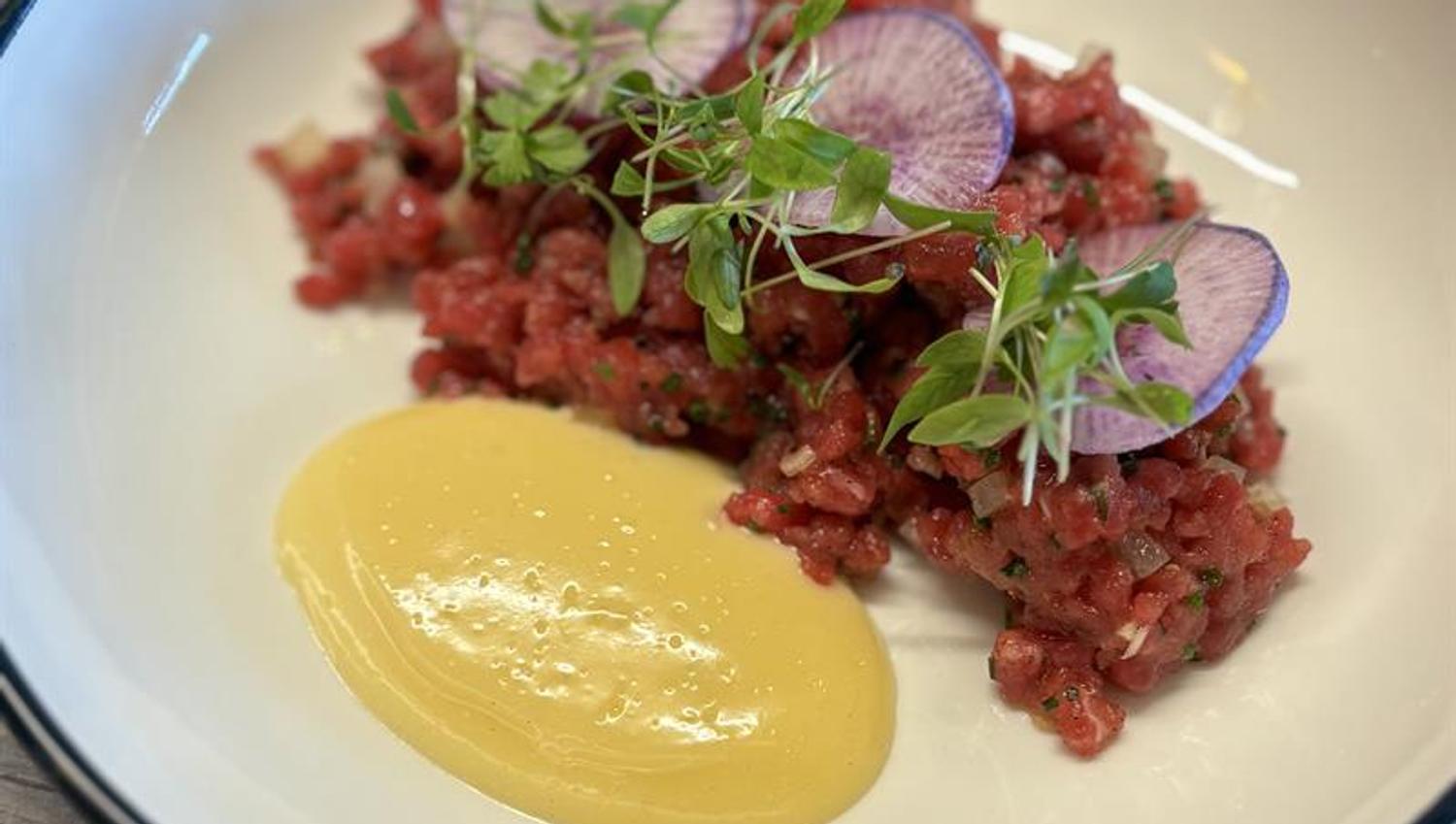 Rett på tallerken med gul saus