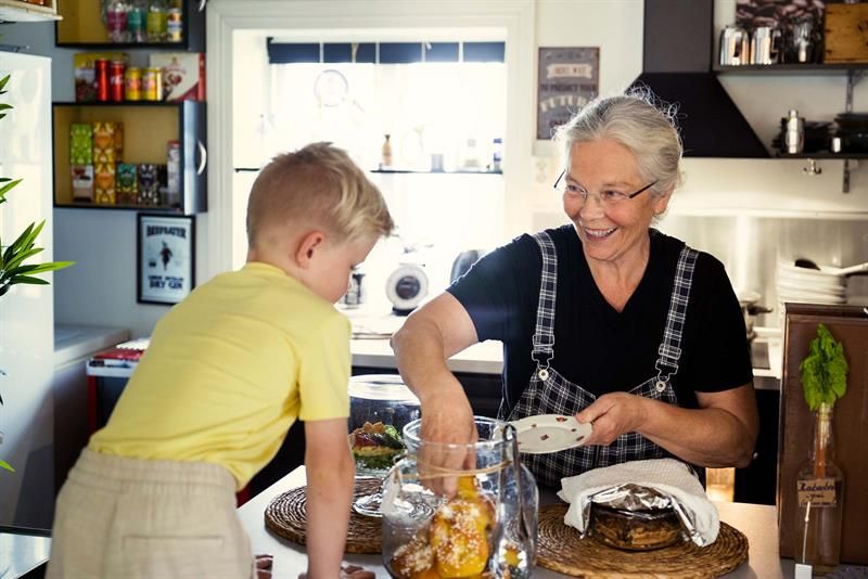 Anne Britt serverer skravlesnurr til gutten
