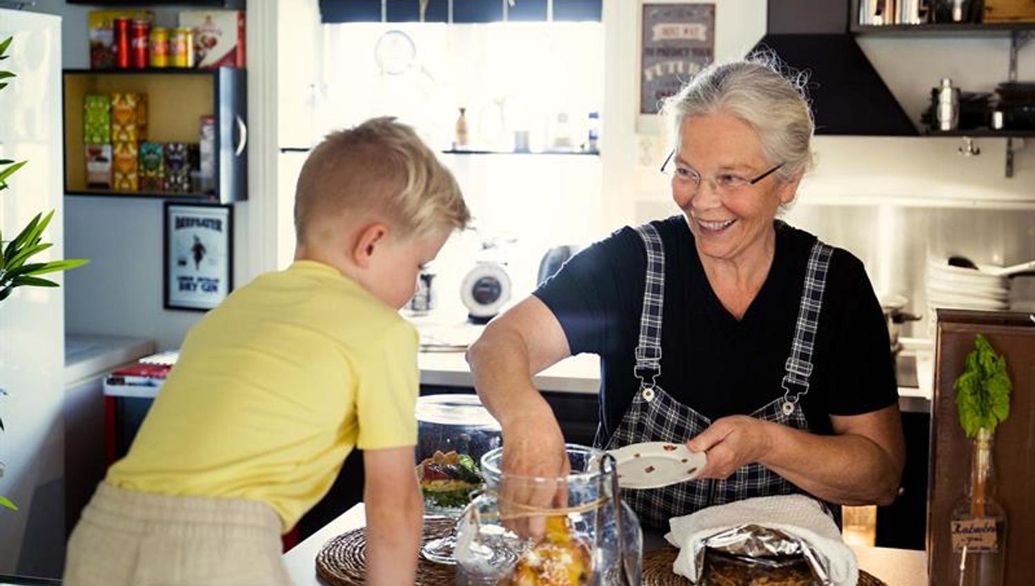 Anne Britt serverer skravlesnurr til gutten