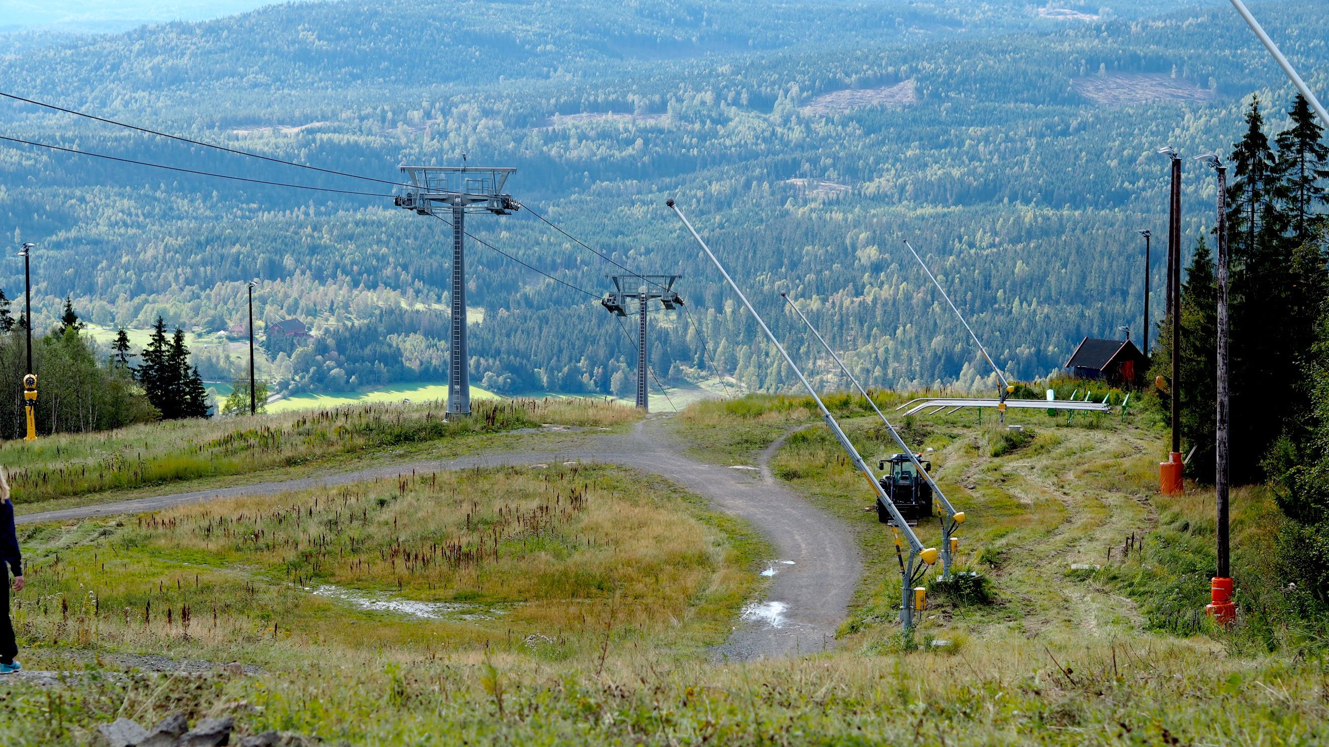 Bratt bakke med skiheis.