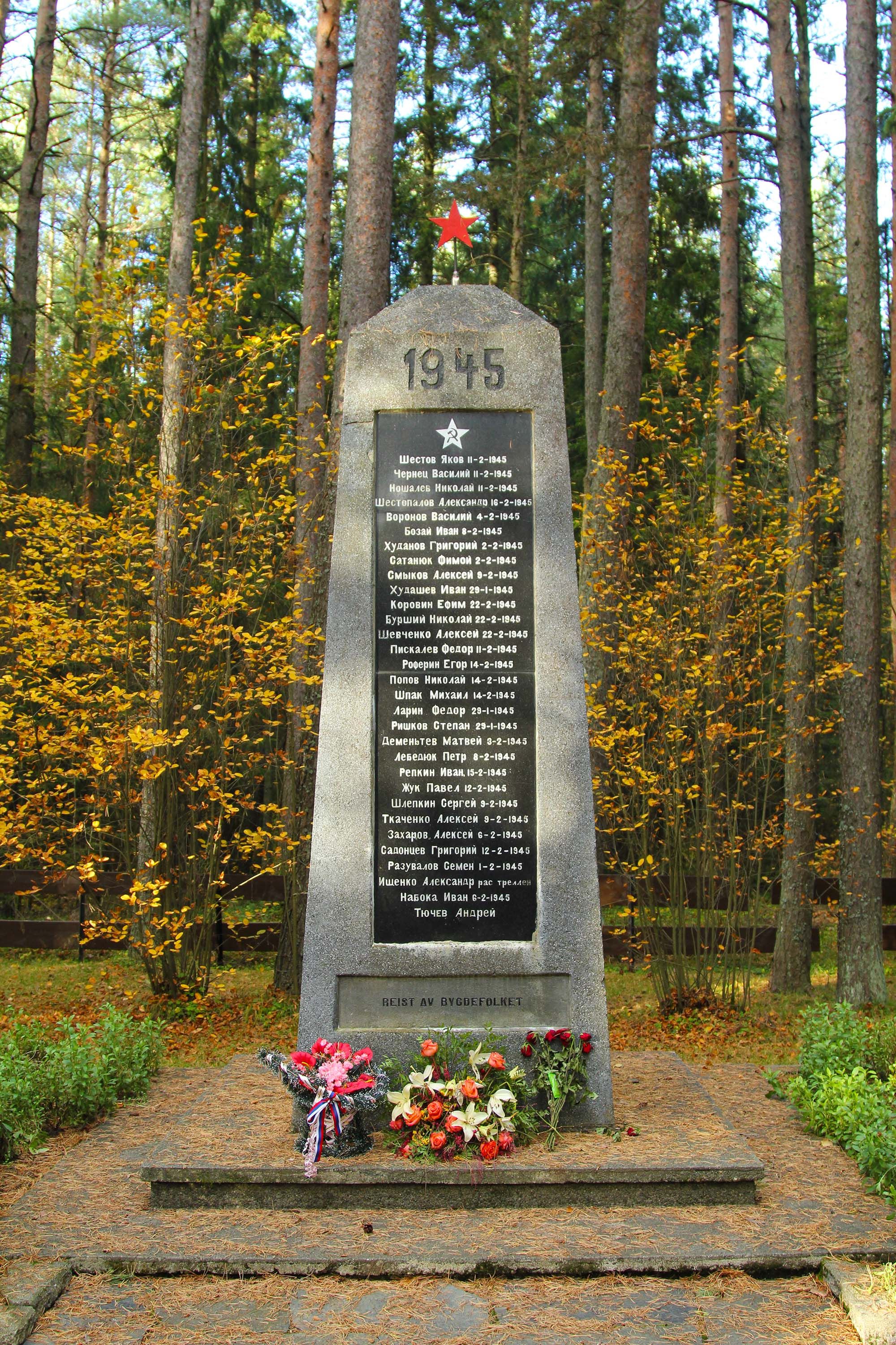 Krigskirkegården - russisk minnesmerke i furuskogen ved Aker i Verdal