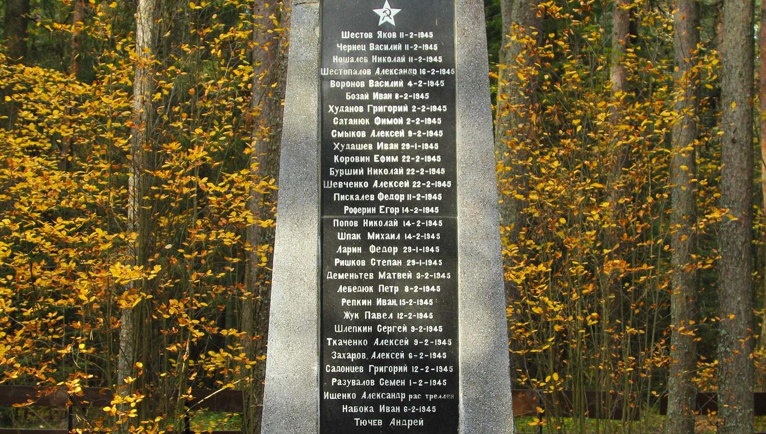 Krigskirkegården - russisk minnesmerke i furuskogen ved Aker i Verdal
