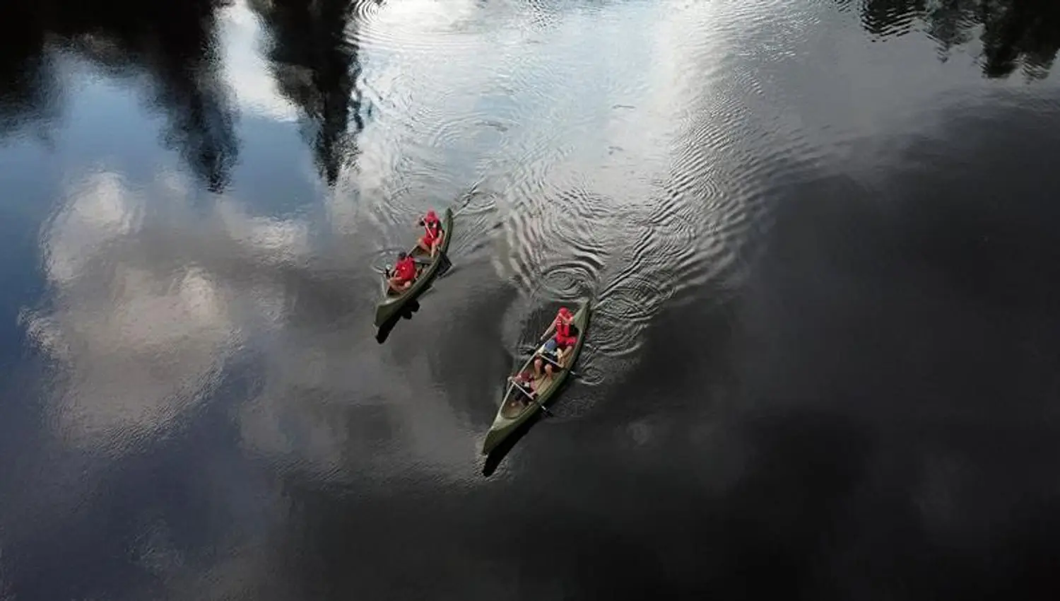 Paddler i vannet