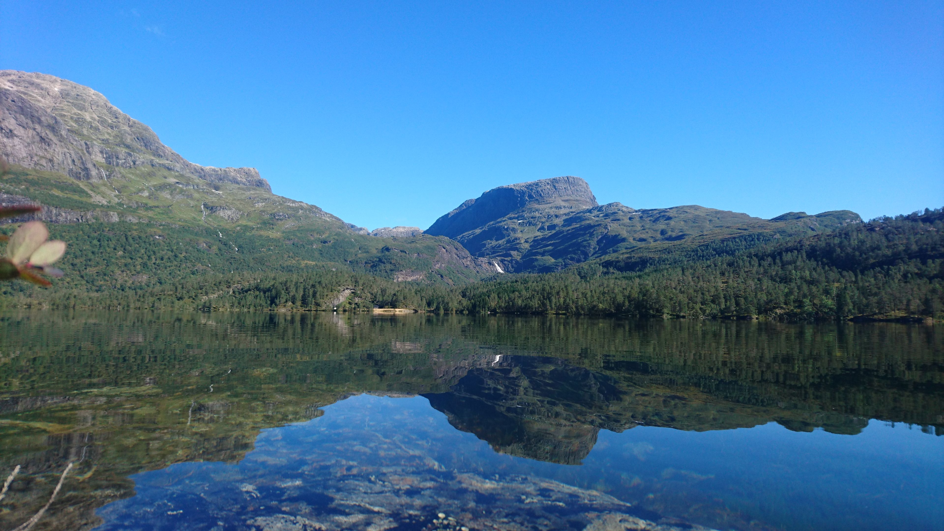 Solsævatnet rests quietly between steep mountains in Hardanger – a perfect destination for nature lovers and photographers.