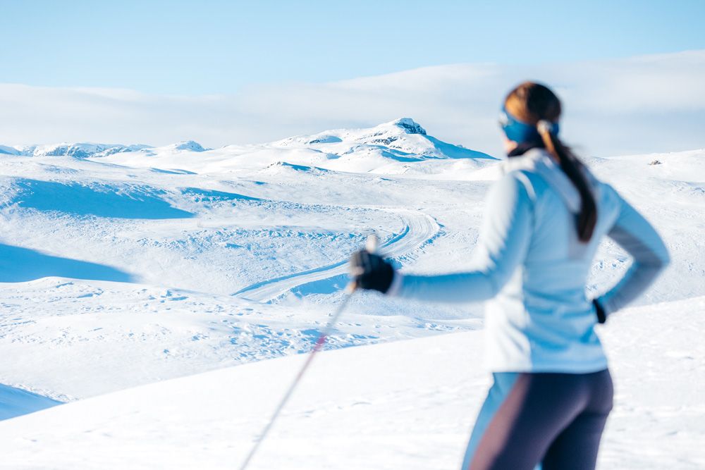 Women cross-country skiing at Haukeli
