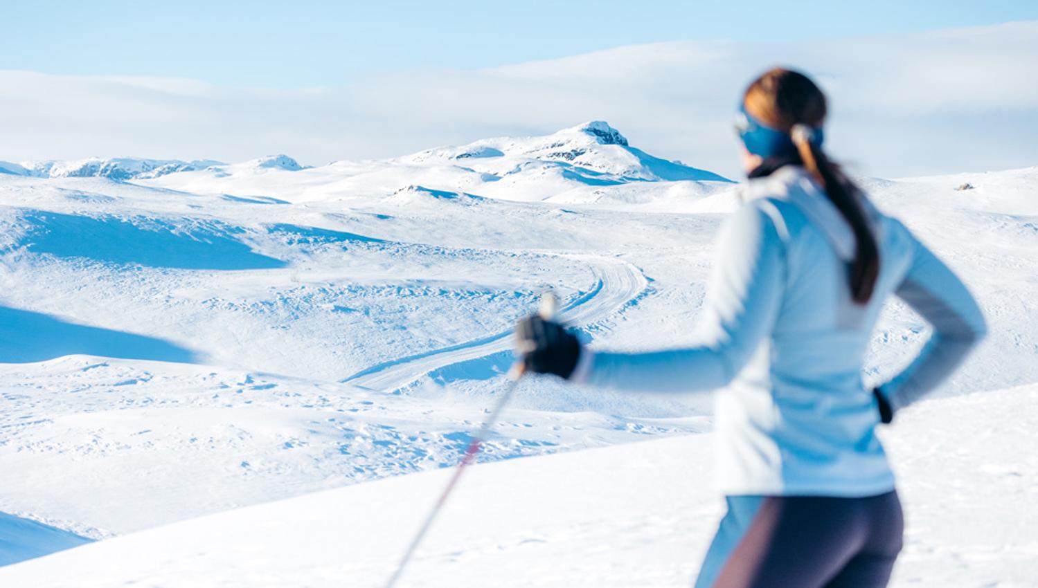 Women cross-country skiing at Haukeli