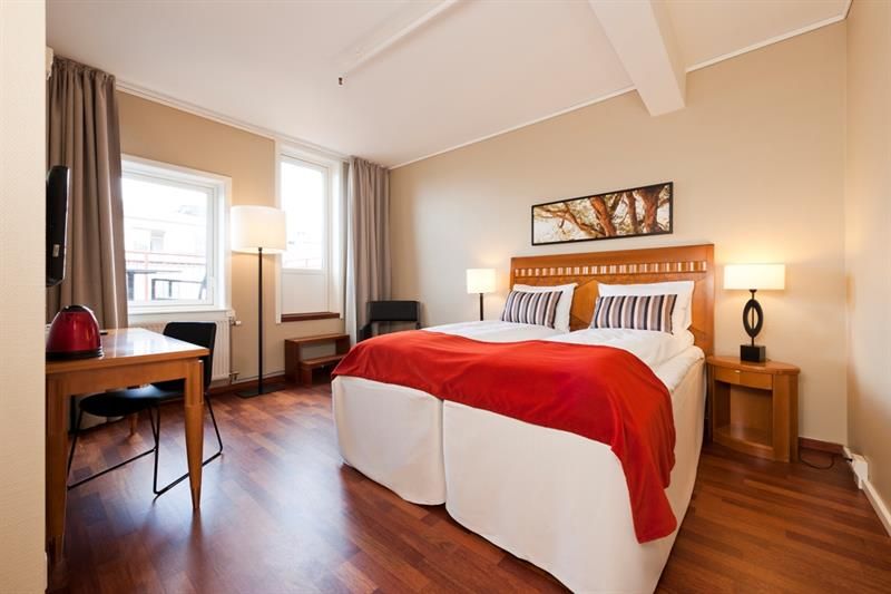 Room with twin bed and desk