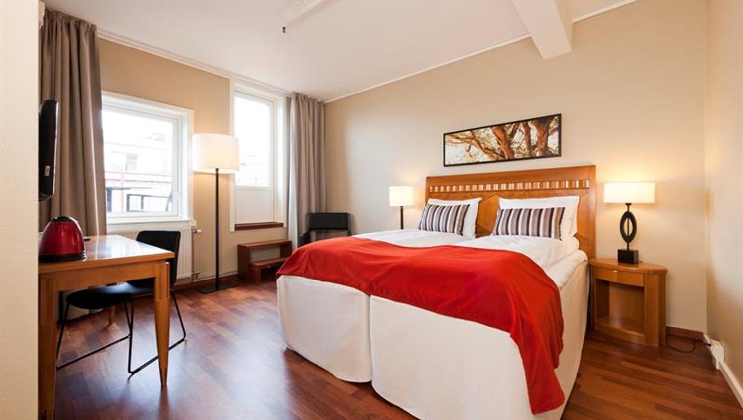 Room with twin bed and desk