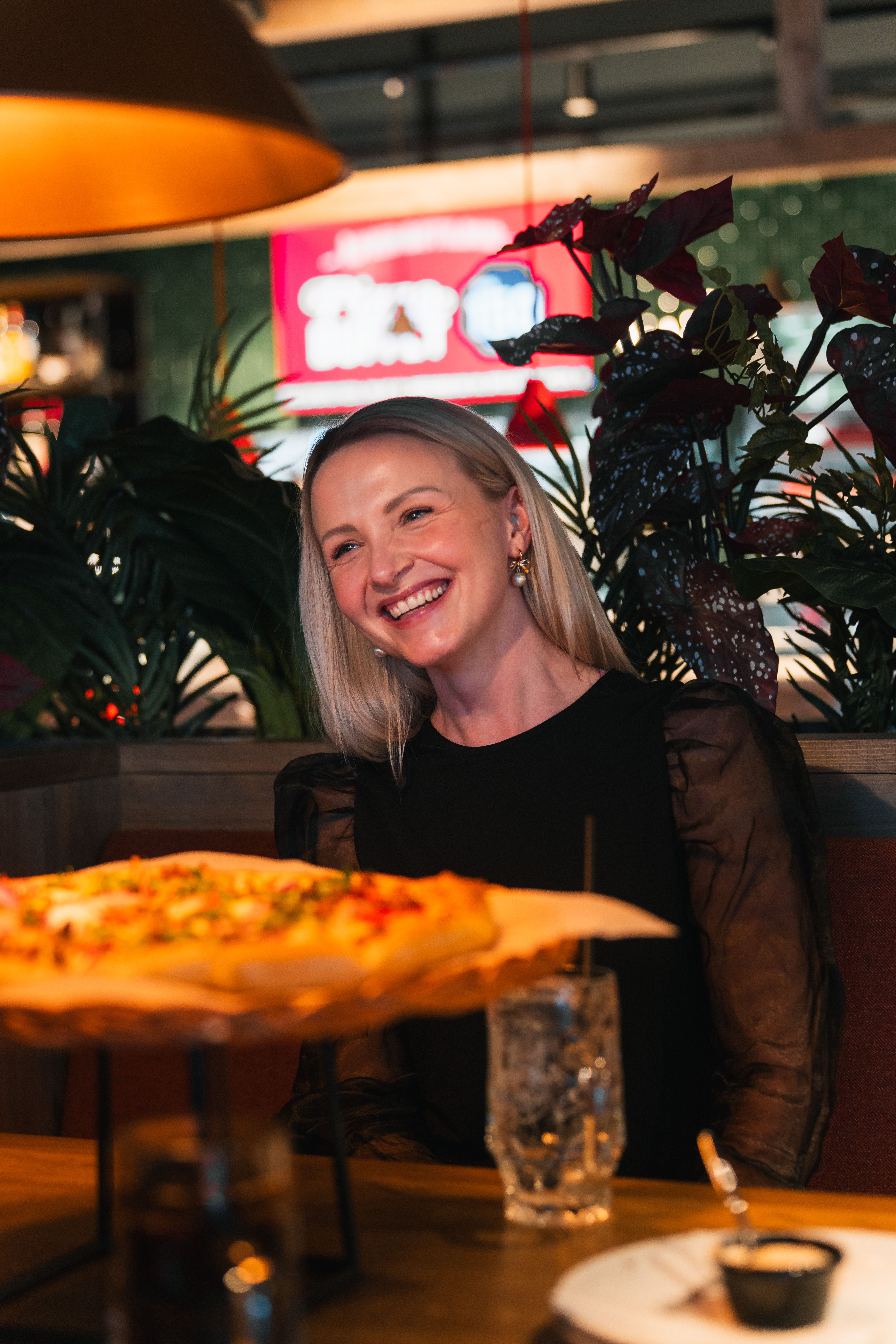 Peppes Pizza på Gjøvik. Blid jente spiser pizza.
