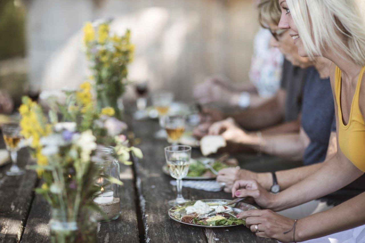 Sommerstemning rundt langbordet