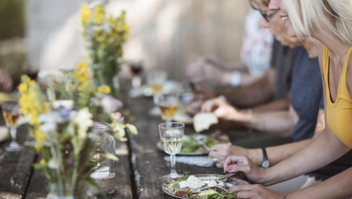 Sommerstemning rundt langbordet