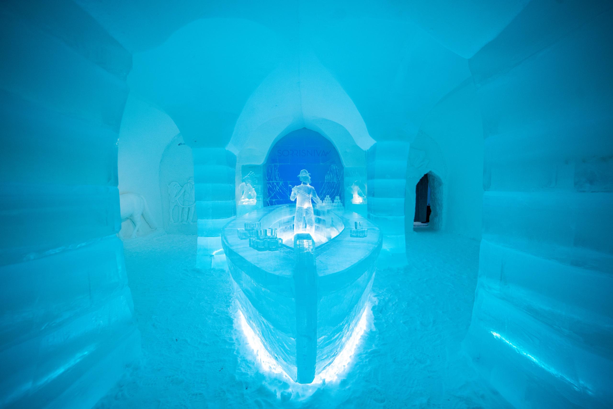 Intérieur d'une bar de glace avec sculptures à côté d'une lumière bleue.