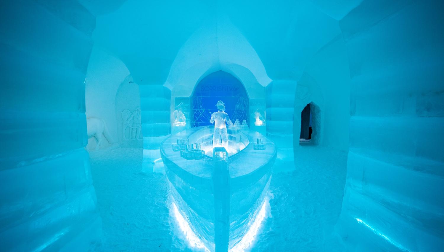 Ontdek de betoverende sfeer van deze ijzige bar, waar kunstwerken van ijs en een mysterieuze blauwe gloed een magische ambiance creëren. Geniet van unieke drankervaringen in een adembenemende setting!