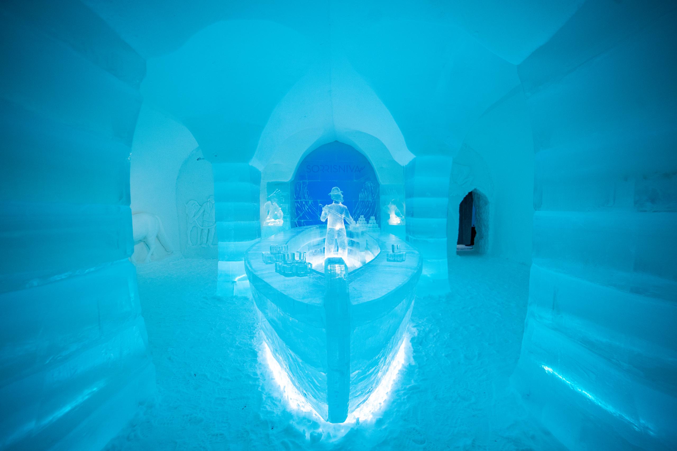 Intérieur d'une bar de glace avec sculptures à côté d'une lumière bleue.