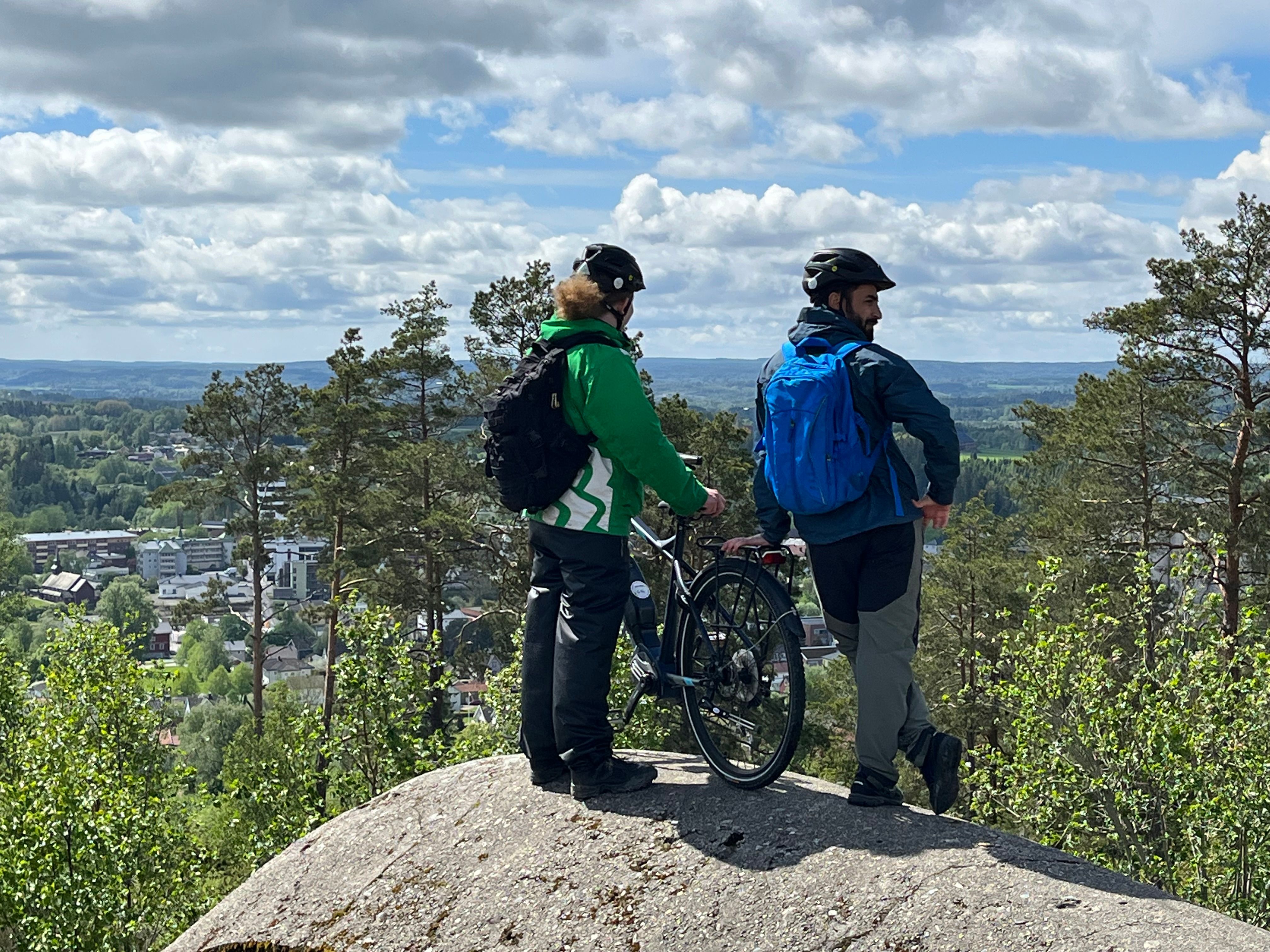 To menn står og ser på utsikten