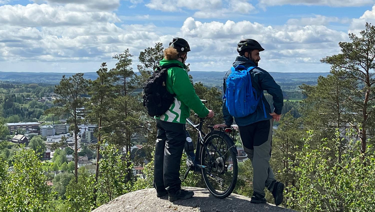 To menn står og ser på utsikten