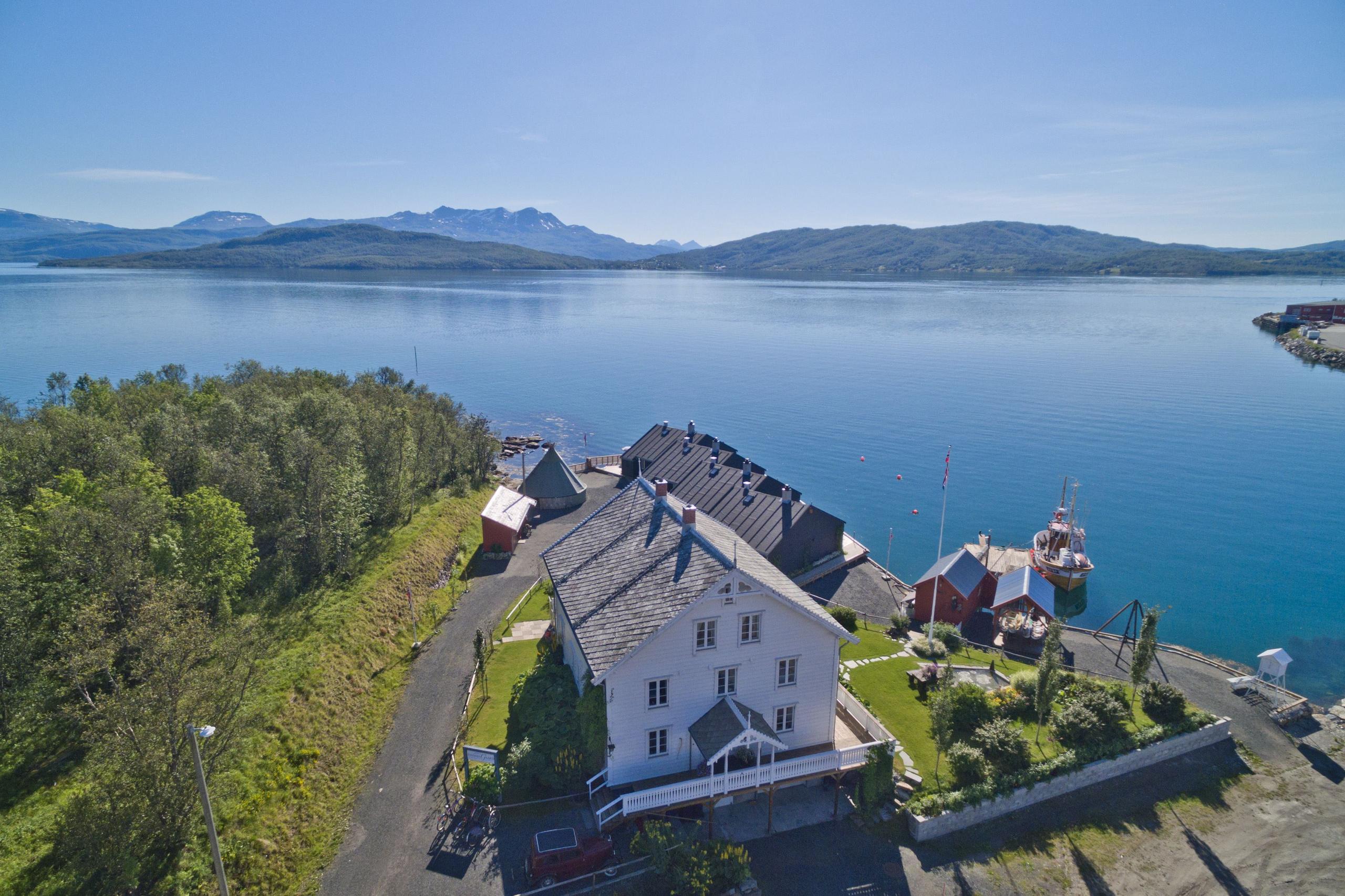 fugleperspektiv sett fra land av Finsnes Gaard
