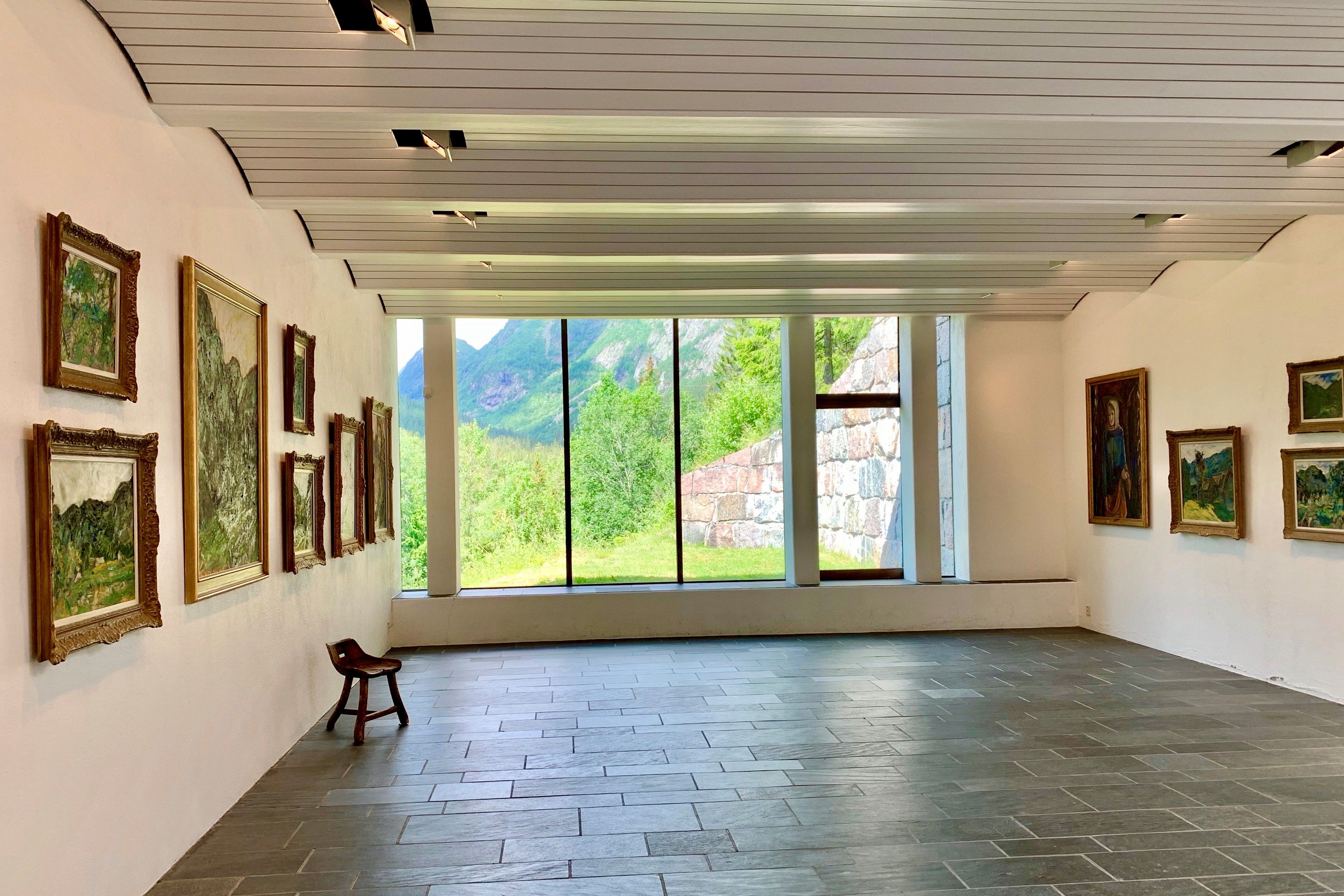 Utstillingsrom med panoramavindauge på Smørklepp kunstmuseum. Vest-Telemark museum, Henrik Sørensen, Harald Kihle.