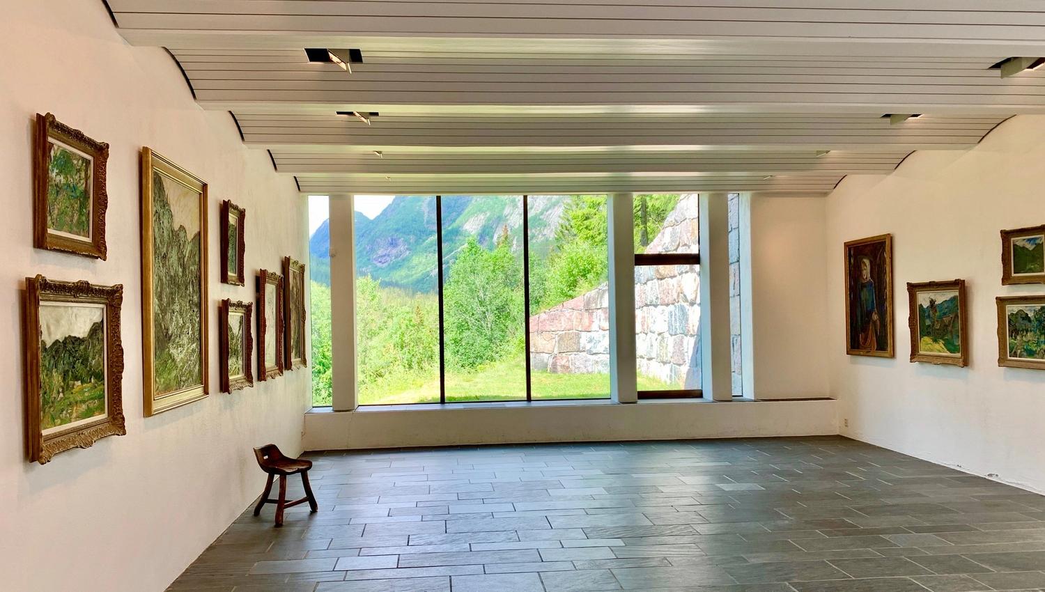 Utstillingsrom med panoramavindauge på Smørklepp kunstmuseum. Vest-Telemark museum, Henrik Sørensen, Harald Kihle.