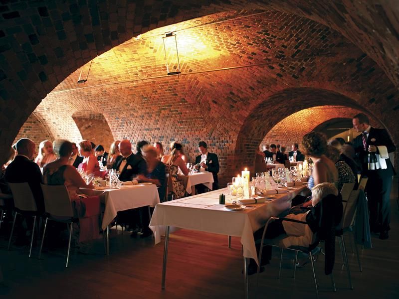 Middagsselskap i kjellerlokale. Oscarsborg kurs- og selskapslokaler . foto