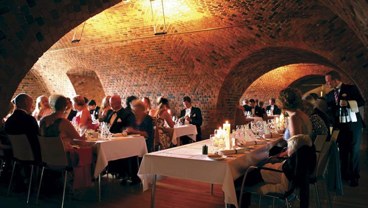 Middagsselskap i kjellerlokale. Oscarsborg kurs- og selskapslokaler . foto