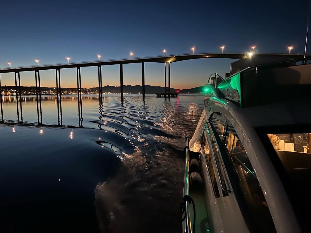 The boat departing from the quay in the evening